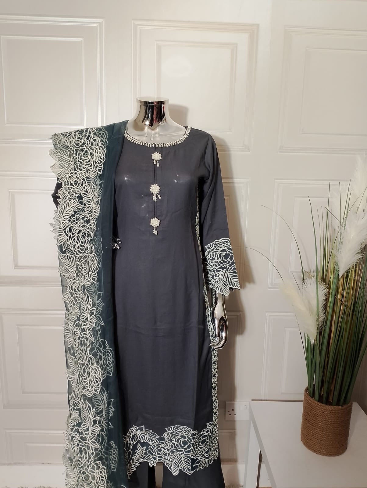 Brit Dhanak 3 piece_4030 Grey B22