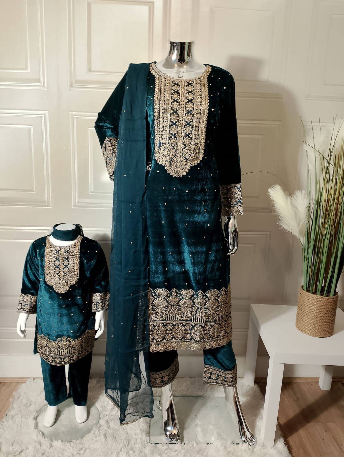 Brit Valvet mother and daughter_1362