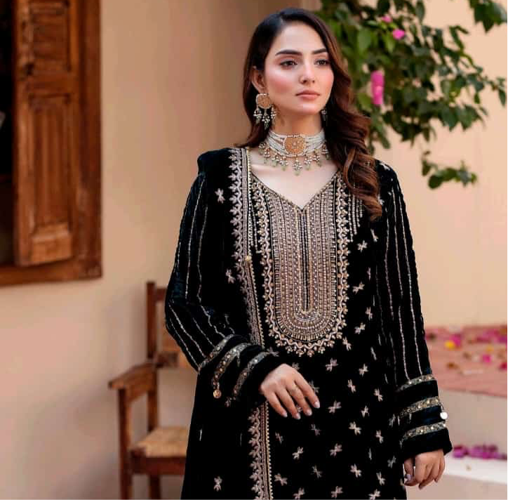 Brit 3 piece luxury velvet_5024 Pakistani ladies suit P1