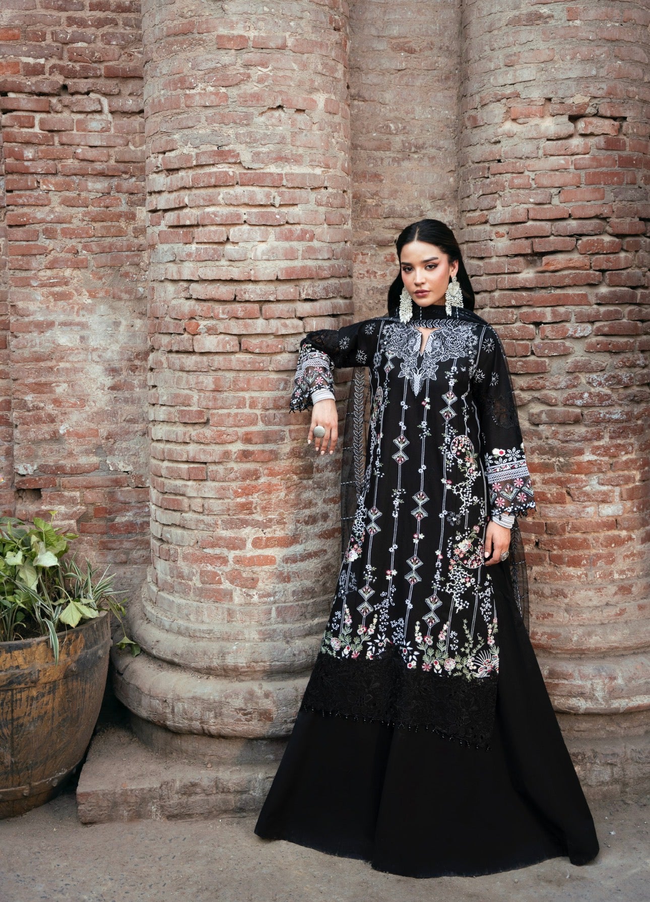 Simrans 3 piece chikankari _81042 Pakistani ladies suit B535