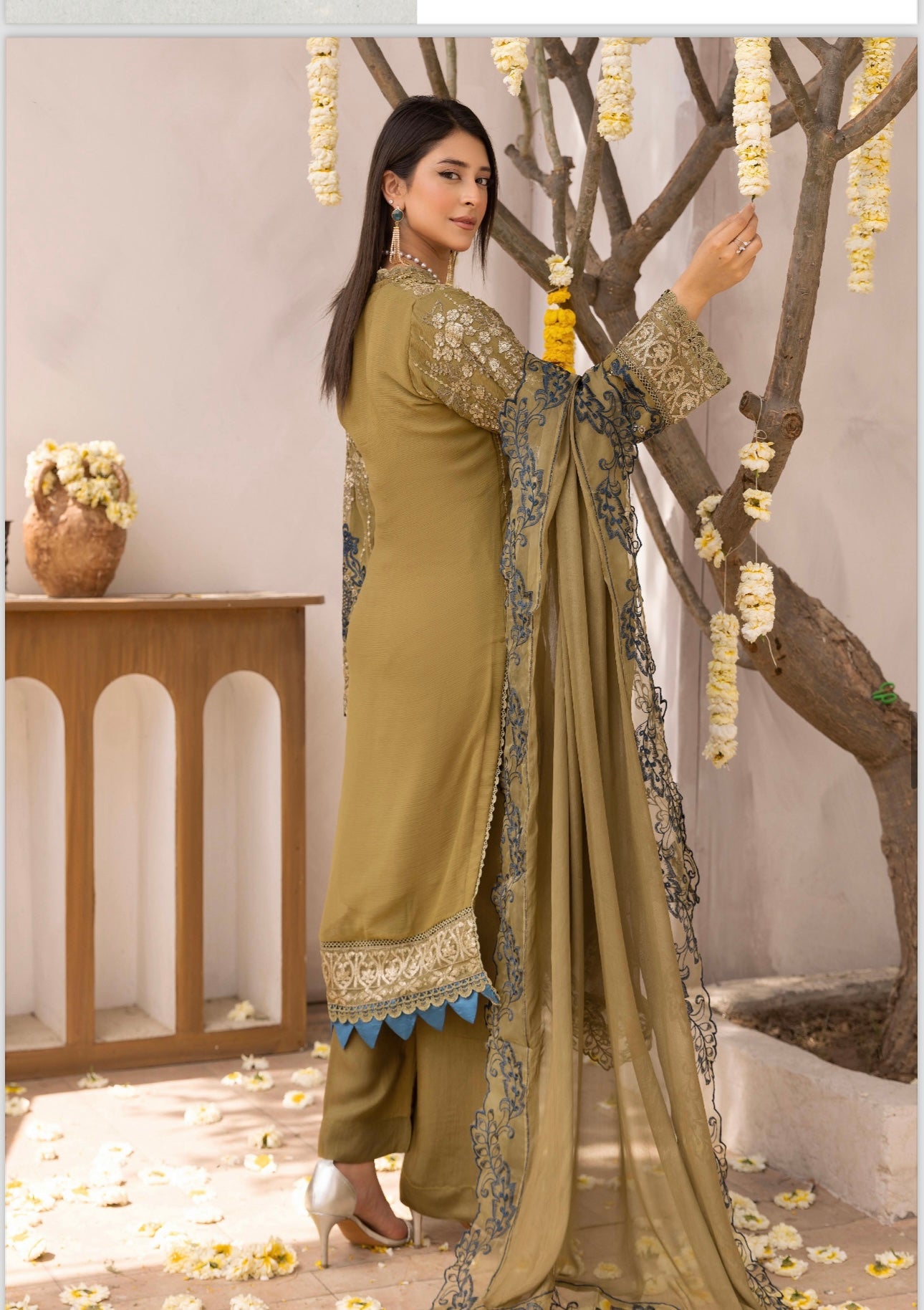 Simrans 3 piece lux wedding wear_100183 Pakistani ladies suit B131